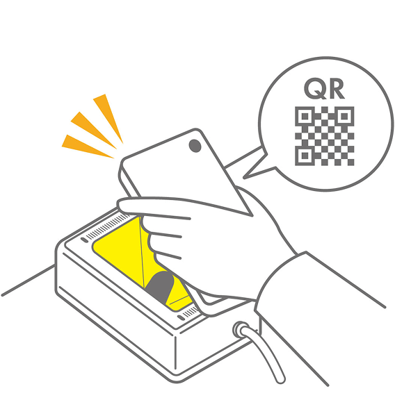 QRリーダにスマホ画面をかざしている様子